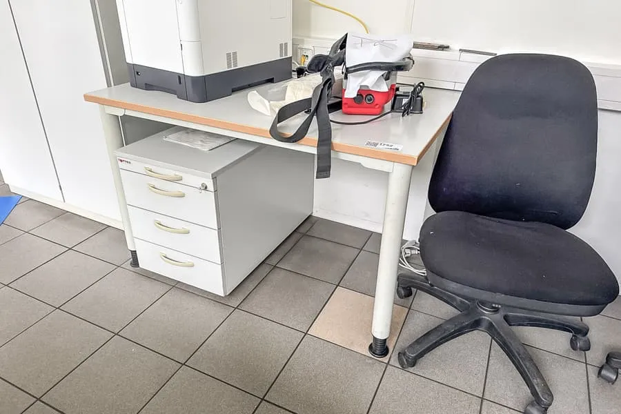 Schreibtisch und Bürocontainer