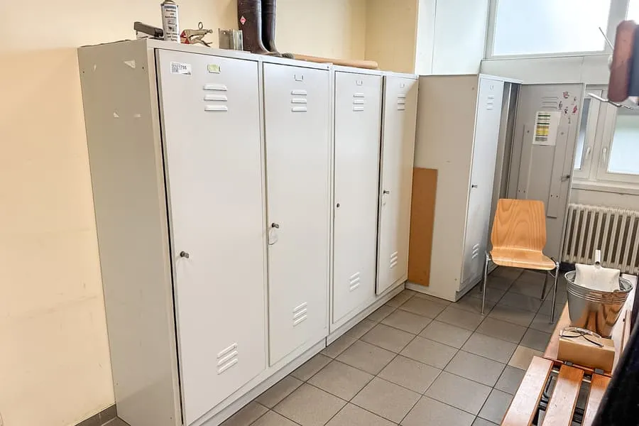 3 kovové skříňky, každá 2dveřová