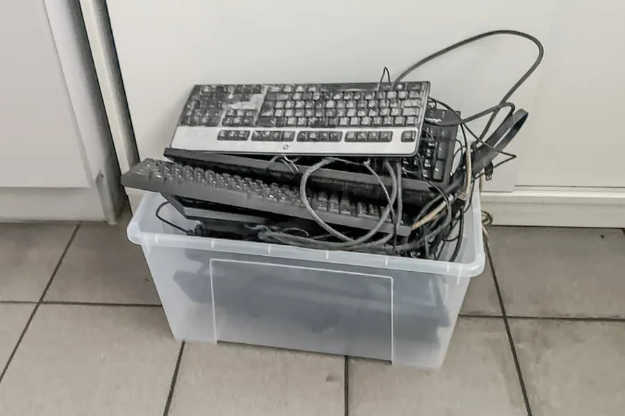 Caisse en plastique avec claviers