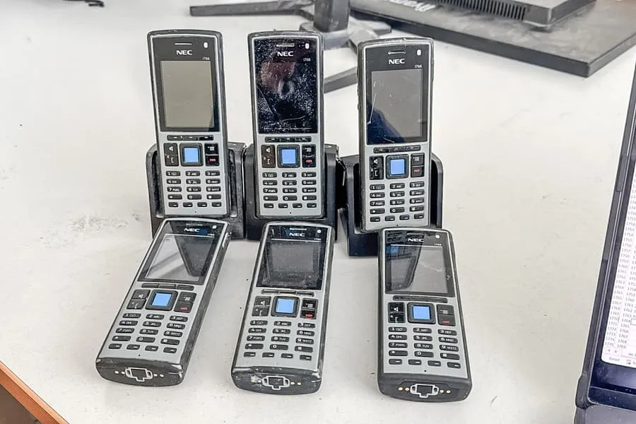 6 téléphones NEC I1766