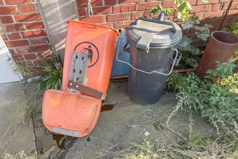 2 poubelles