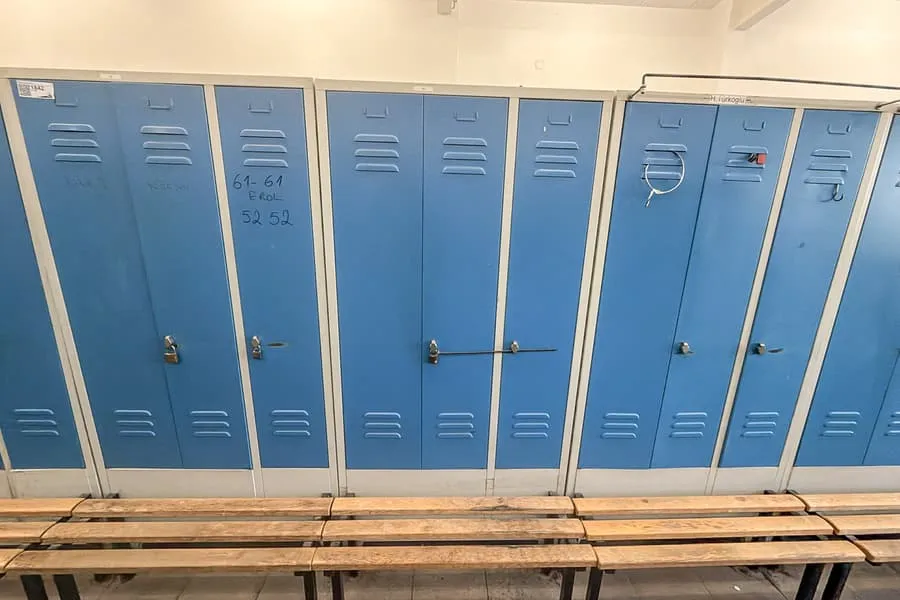 7 lockers, elk met 3 deuren