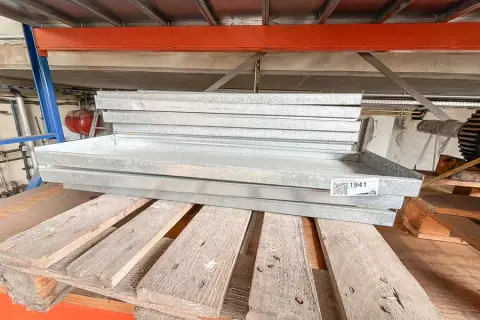 Lot d'étagères métalliques