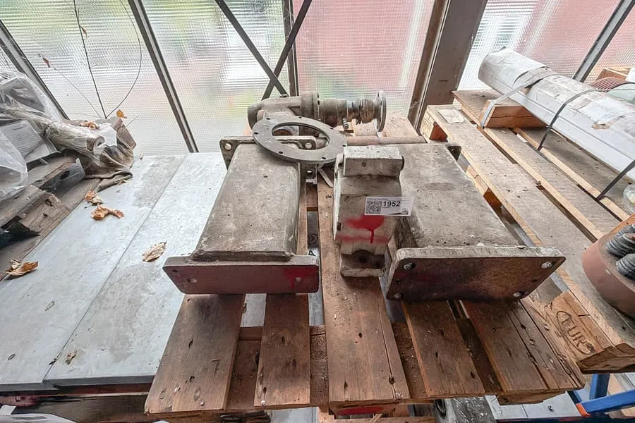 Lot of adjustable feet