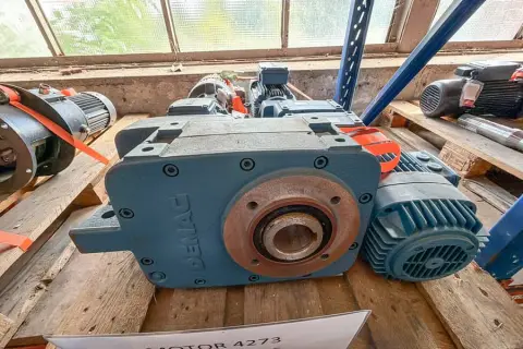 4 moteurs Demag