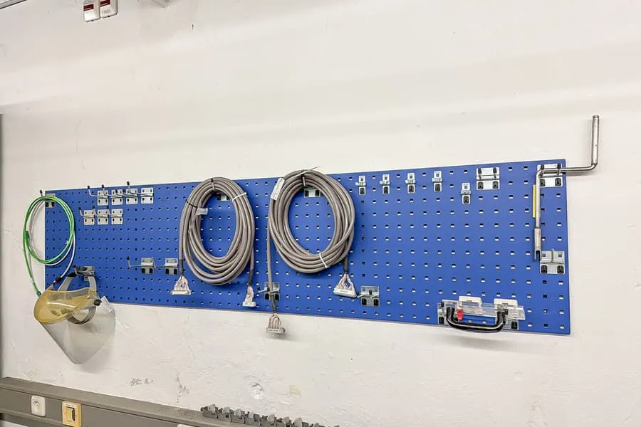 Děrovaný panel s kabelem