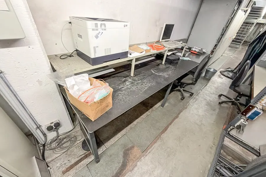 Table de travail et 2 chaises de bureau pivotantes