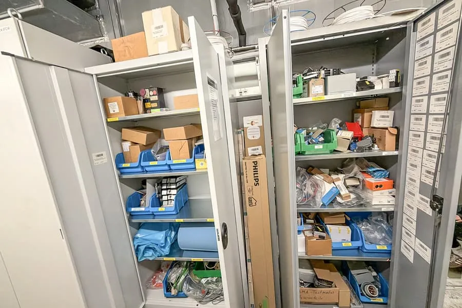 Obsah 2 skříní: elektroinstalační materiál
