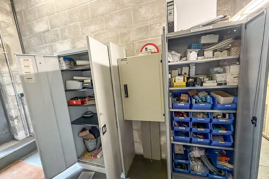 Obsah 2 skříní: materiál pro elektroinstalace