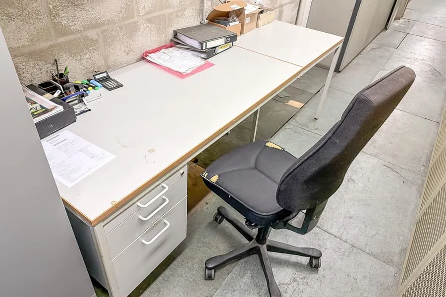 Bureau et chaise de bureau pivotante