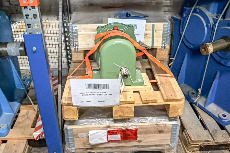 2 pallets met machineonderdelen