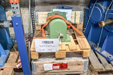 2 pallets met machineonderdelen