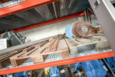 2 palettes de pièces détachées de machines