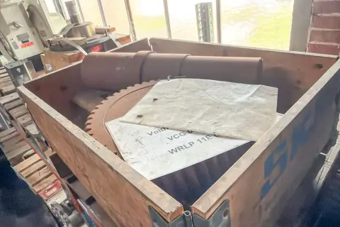 Pallet met machineonderdelen