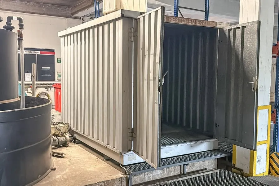 Conteneur-citerne de stockage avec bac de rétention