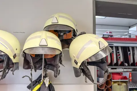 3 casques de protection Schuberth
