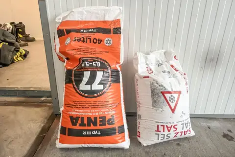 2 sacs de sel de déneigement et d'absorbant d'huile