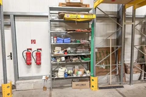 Contenu d'étagère : pièces de rechange pour machines