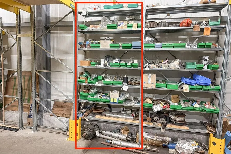 Regalinhalt: Maschinenersatzteile für Rollenpackmaschine