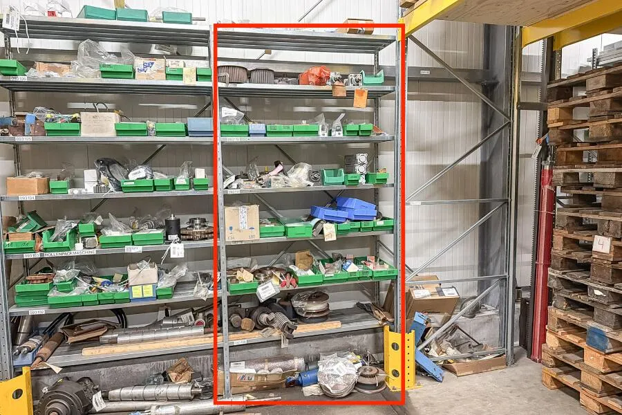 Regalinhalt: Maschinenersatzteile für Rollenpackmaschine