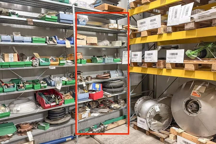 Regalinhalt: Maschinenersatzteile für Rollenpackmaschine