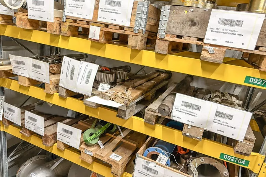 3 palettes de pièces détachées de machines