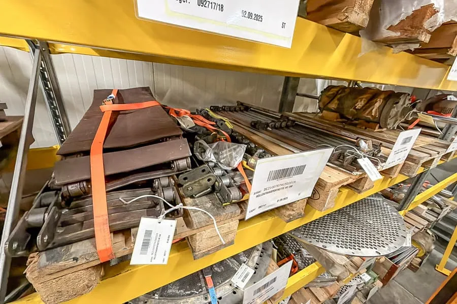3 palettes de pièces détachées de machines