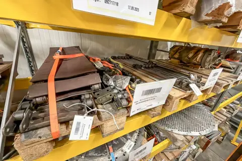 3 palettes de pièces détachées de machines