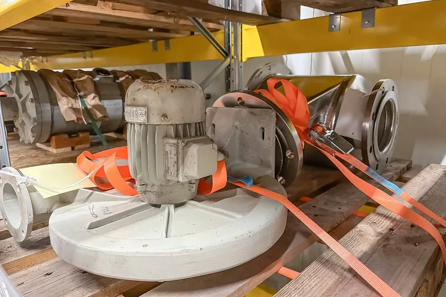 Pallet met voedingskop en zuigventilator