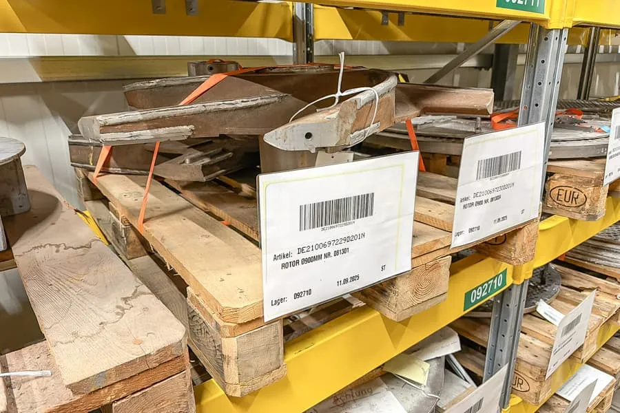 3 palettes avec pièces de rechange de machines