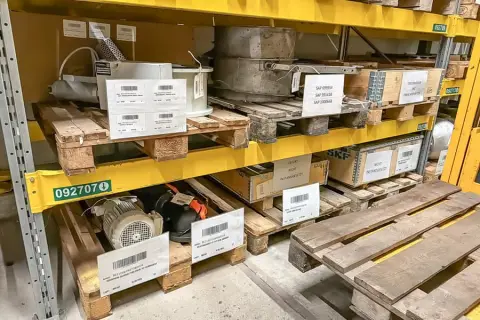 6 pallets met machine-onderdelen