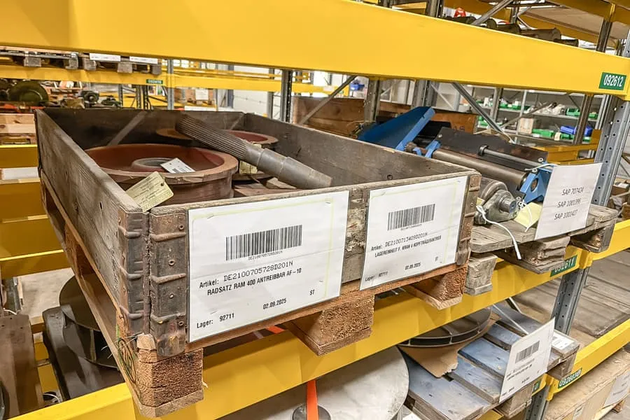 2 pallets met machine-onderdelen
