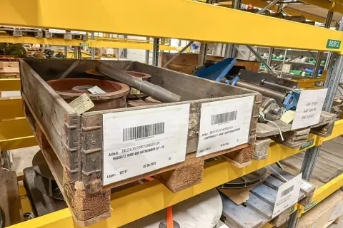 2 pallets met machine-onderdelen