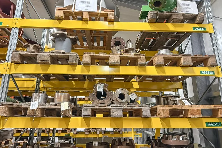 6 pallets met koppelingen en hulzen