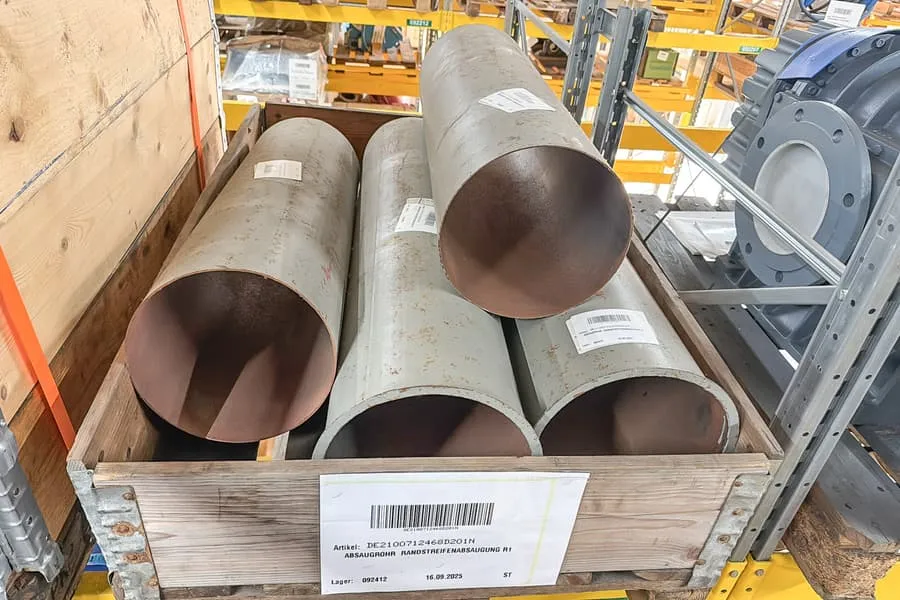 2 pallets met afzuigbuizen