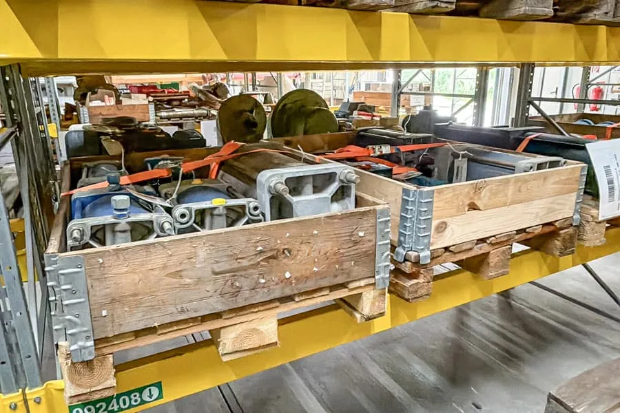 2 pallets met cilinders