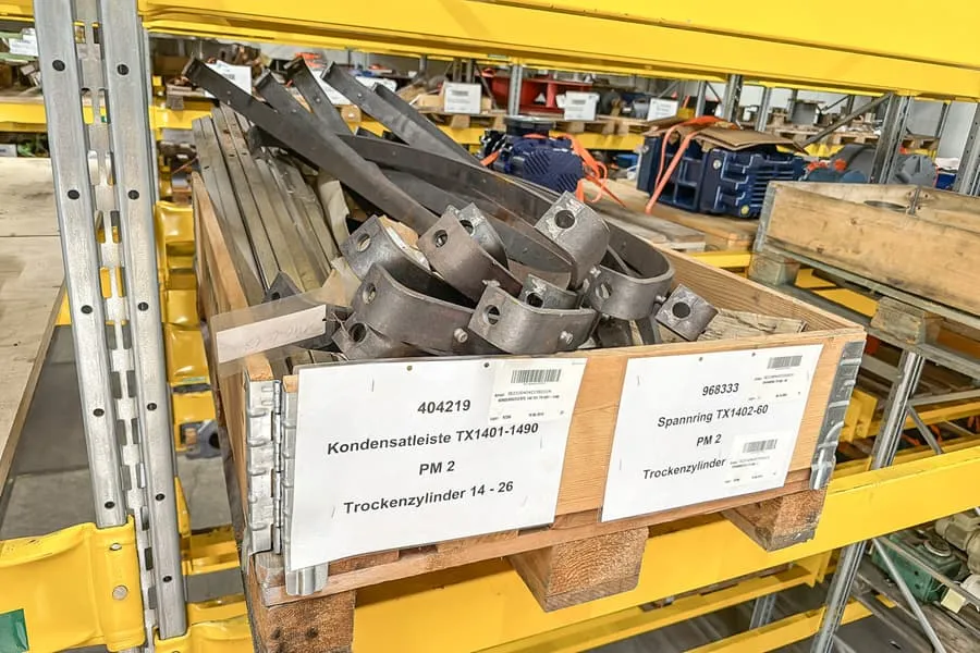 Pallet with condenser bars and clamping rings