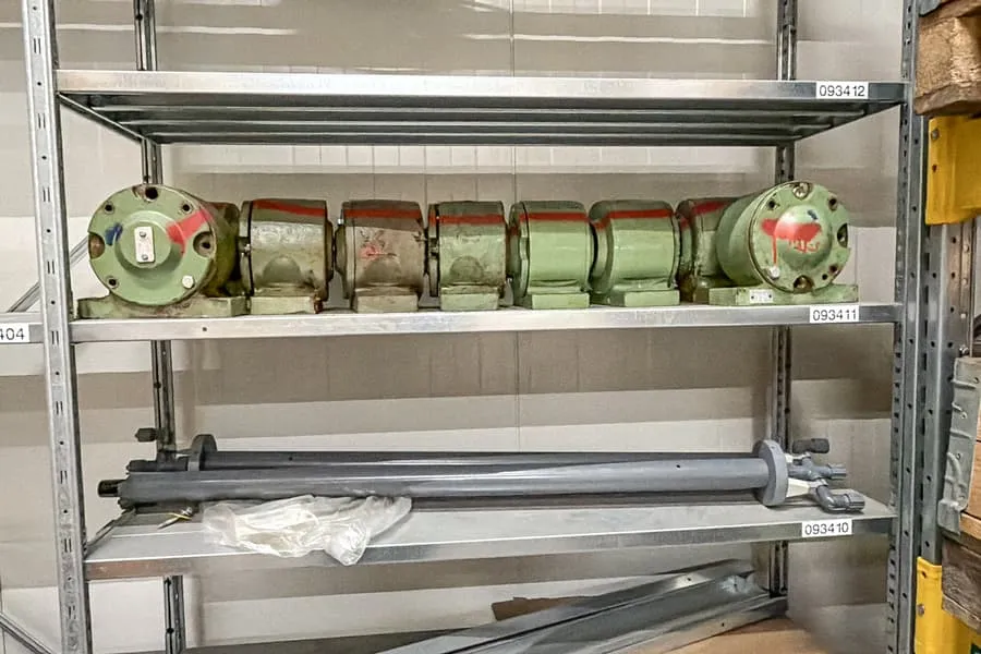 Inhoud van 2 legplanken: machine-onderdelen