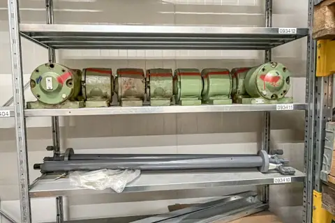 Inhoud van 2 legplanken: machine-onderdelen