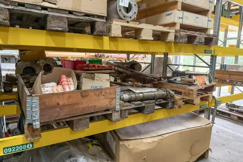 3 palettes de pièces détachées de machines