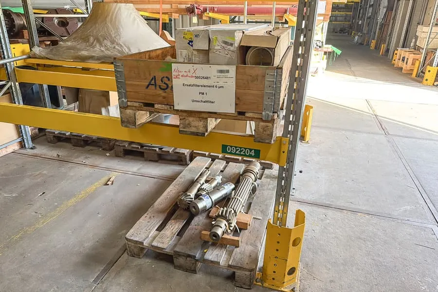 2 palettes de pièces de rechange pour machines