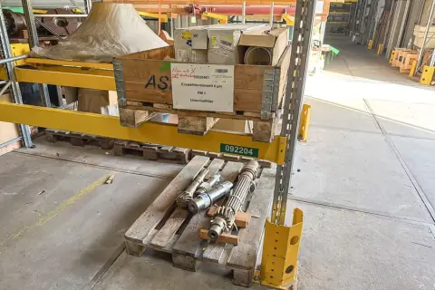 2 palettes de pièces de rechange pour machines
