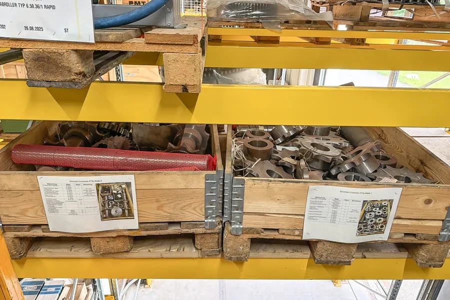 2 palettes de pièces de rechange pour machines