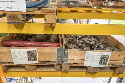 2 palettes de pièces de rechange pour machines