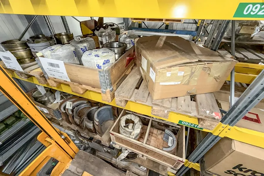 6 palettes de pièces détachées de machines