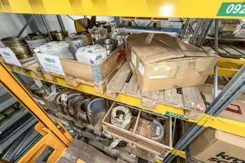 6 palettes de pièces détachées de machines