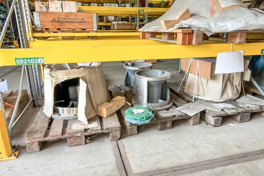 3 Paletten mit Maschinenersatzteilen