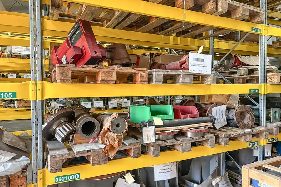 5 palettes de pièces détachées de machines