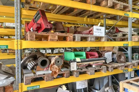 5 palettes de pièces détachées de machines