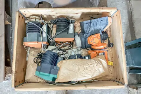 Pallet met besturingseenheden